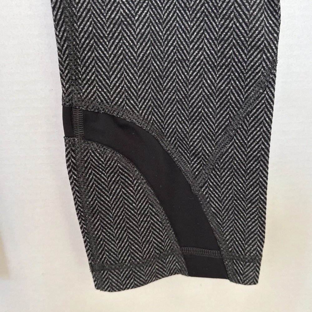 Lululemon Run: Inspire Crop II Pique Herringbone Black Slate - Size 6 - Picture 2 of 9
